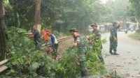 Koramil 0602-19/Cikande Dan PT Arwana Bersinergi Laksanakan Karya Bakti Pembersihan Jalan Lingkungan