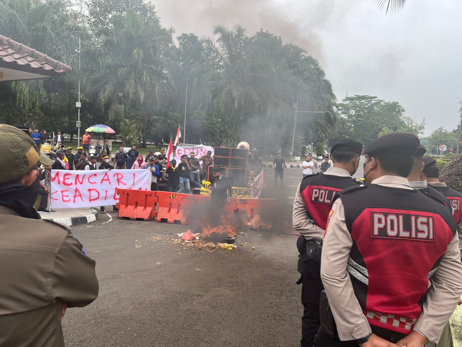 Polsek Tigaraksa Amankan Unjuk Rasa dari Benteng Society dan PKL Pasar Sentiong ke Kantor Bupati Tangerang Polsek Tigaraksa Amankan Unjuk Rasa dari Benteng Society dan PKL Pasar Sentiong ke Kantor Bupati Tangerang