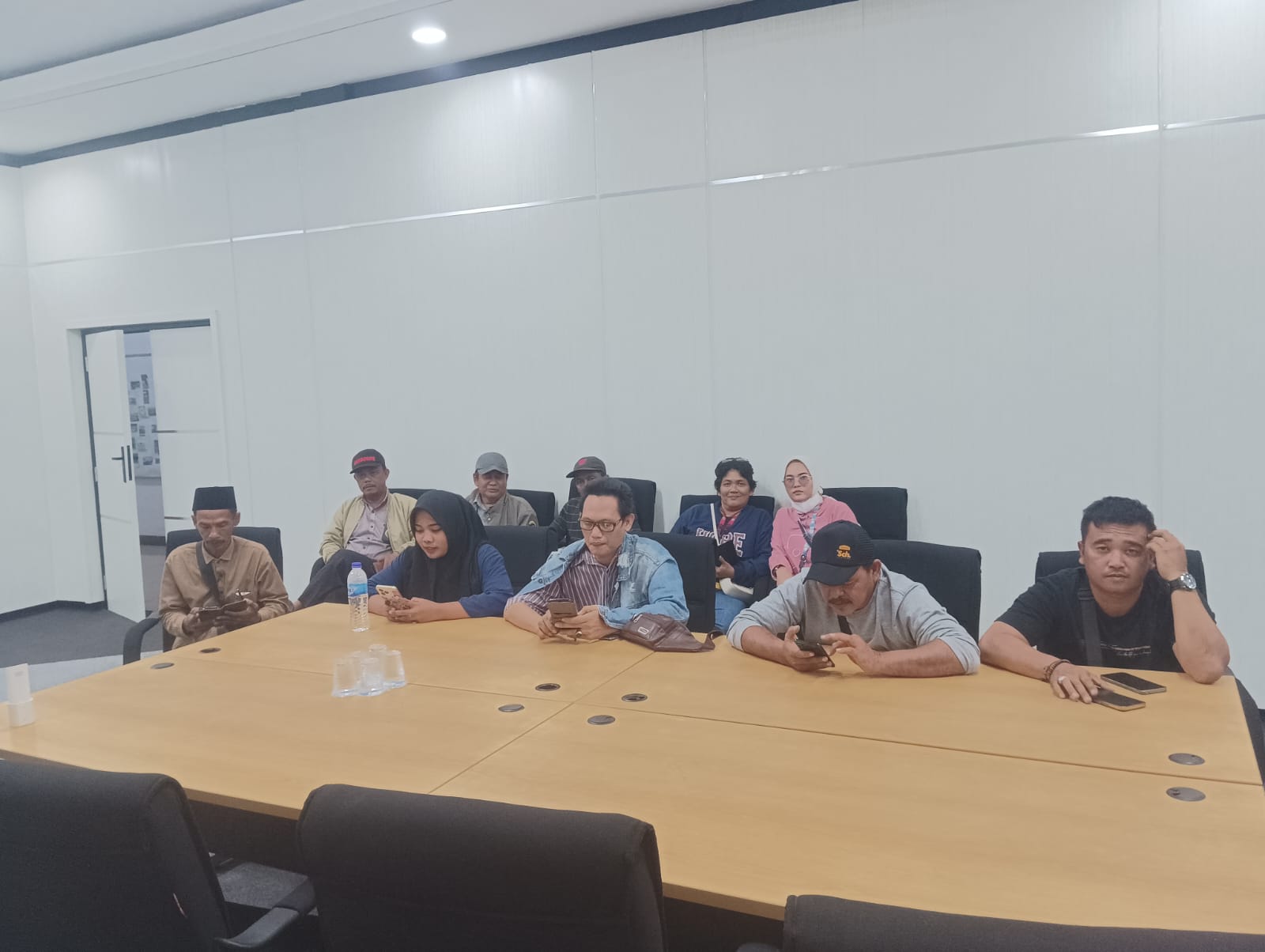 GWI Kecam Dugaan Buruknya Pelayanan Publik Pihak DPUPR Pandeglang. GWI Kecam Dugaan Buruknya Pelayanan Publik Pihak DPUPR Pandeglang.