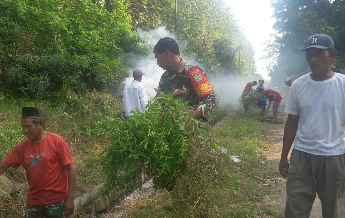Babinsa Koramil 0602-04/Taktakan Bersama Warga Gotong Royong Bersihkan Lingkungan, Wujudkan Kebersihan Dan Kebersamaan Babinsa Koramil 0602-04/Taktakan Bersama Warga Gotong Royong Bersihkan Lingkungan, Wujudkan Kebersihan Dan Kebersamaan