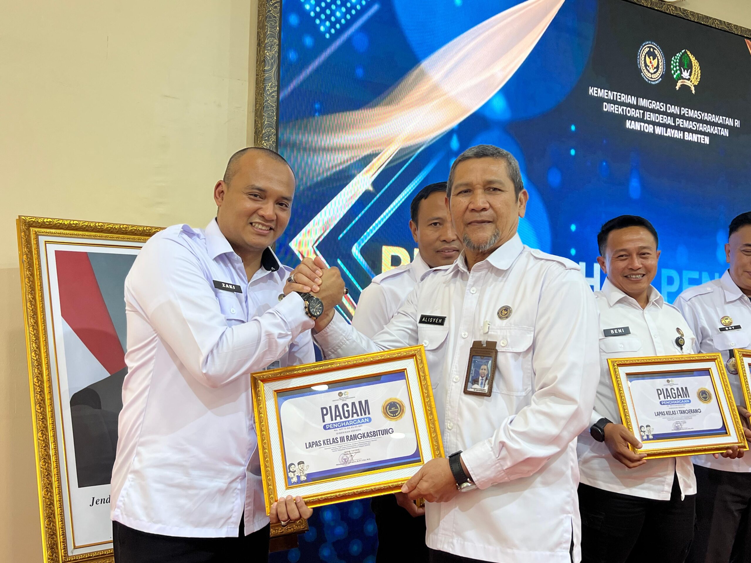 Lapas Rangkasbitung Dianugerahi 2 Penghargaan sekaligus dari Kanwil Ditjenpas Banten Lapas Rangkasbitung Dianugerahi 2 Penghargaan sekaligus dari Kanwil Ditjenpas Banten