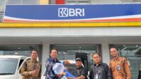 BRI Cabang Jelambar Serahkan Langsung Hadiah Mobil Ertiga Kepada Nasabah