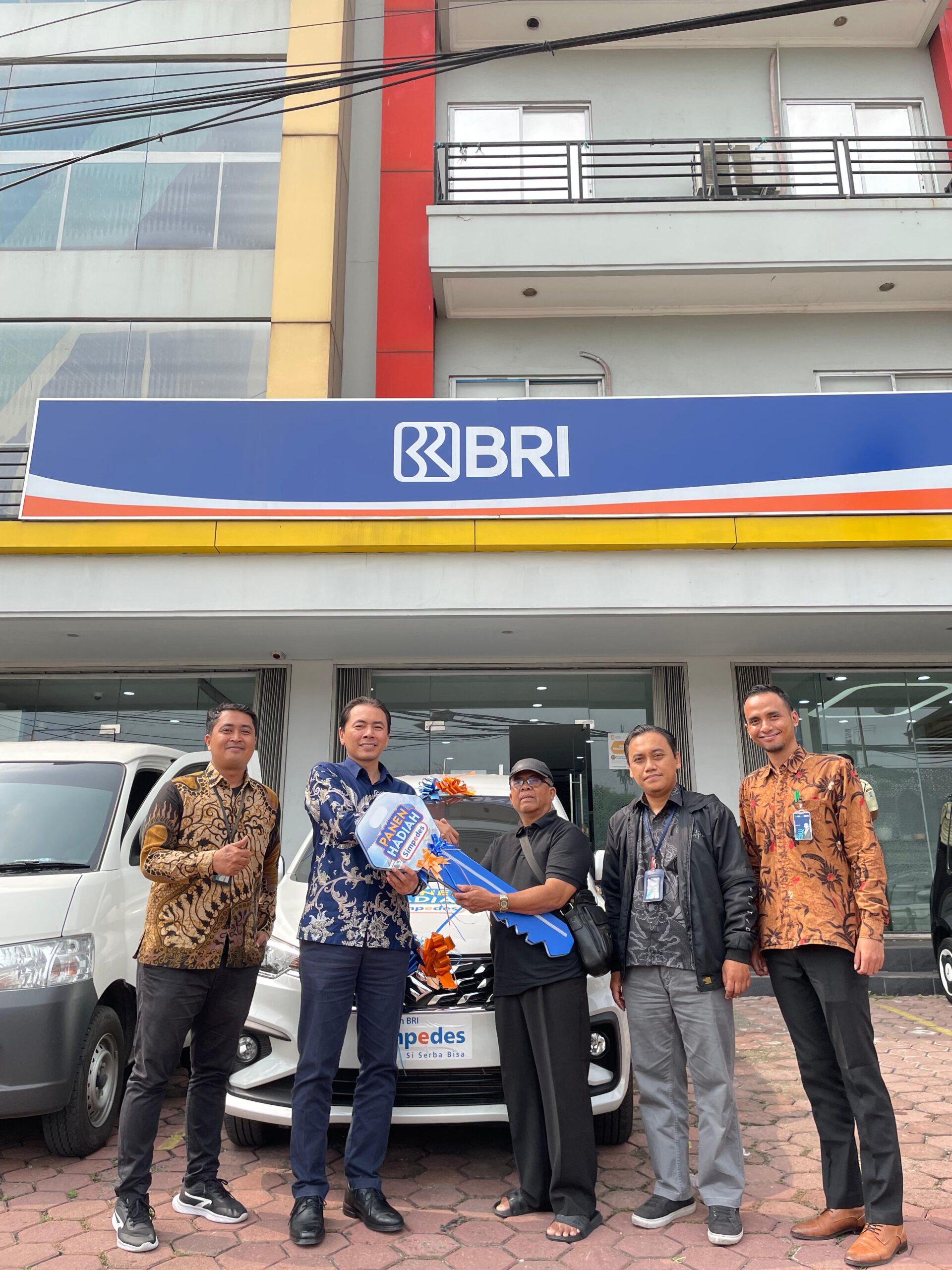 BRI Cabang Jelambar Serahkan Langsung Hadiah Mobil Ertiga Kepada Nasabah BRI Cabang Jelambar Serahkan Langsung Hadiah Mobil Ertiga Kepada Nasabah