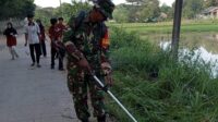 Sertu Garpar Babinsa Koramil 0602-04/Taktakan Dan Warga Bersinergi Melaksanakan Pembersihan Jalan Lingkungan