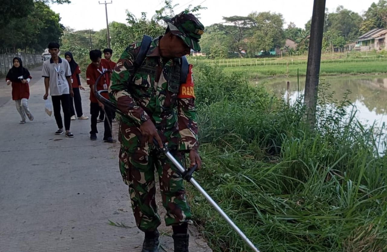 Sertu Garpar Babinsa Koramil 0602-04/Taktakan Dan Warga Bersinergi Melaksanakan Pembersihan Jalan Lingkungan Sertu Garpar Babinsa Koramil 0602-04/Taktakan Dan Warga Bersinergi Melaksanakan Pembersihan Jalan Lingkungan