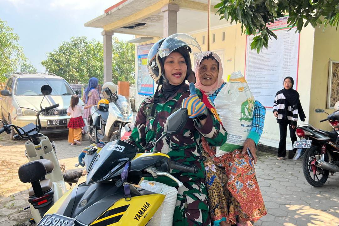Kisah Haru Nenek Mariam : Dijemput Babinsa Kodim 0602/Serang Menerima Bantuan Sosial Beras Kisah Haru Nenek Mariam : Dijemput Babinsa Kodim 0602/Serang Menerima Bantuan Sosial Beras