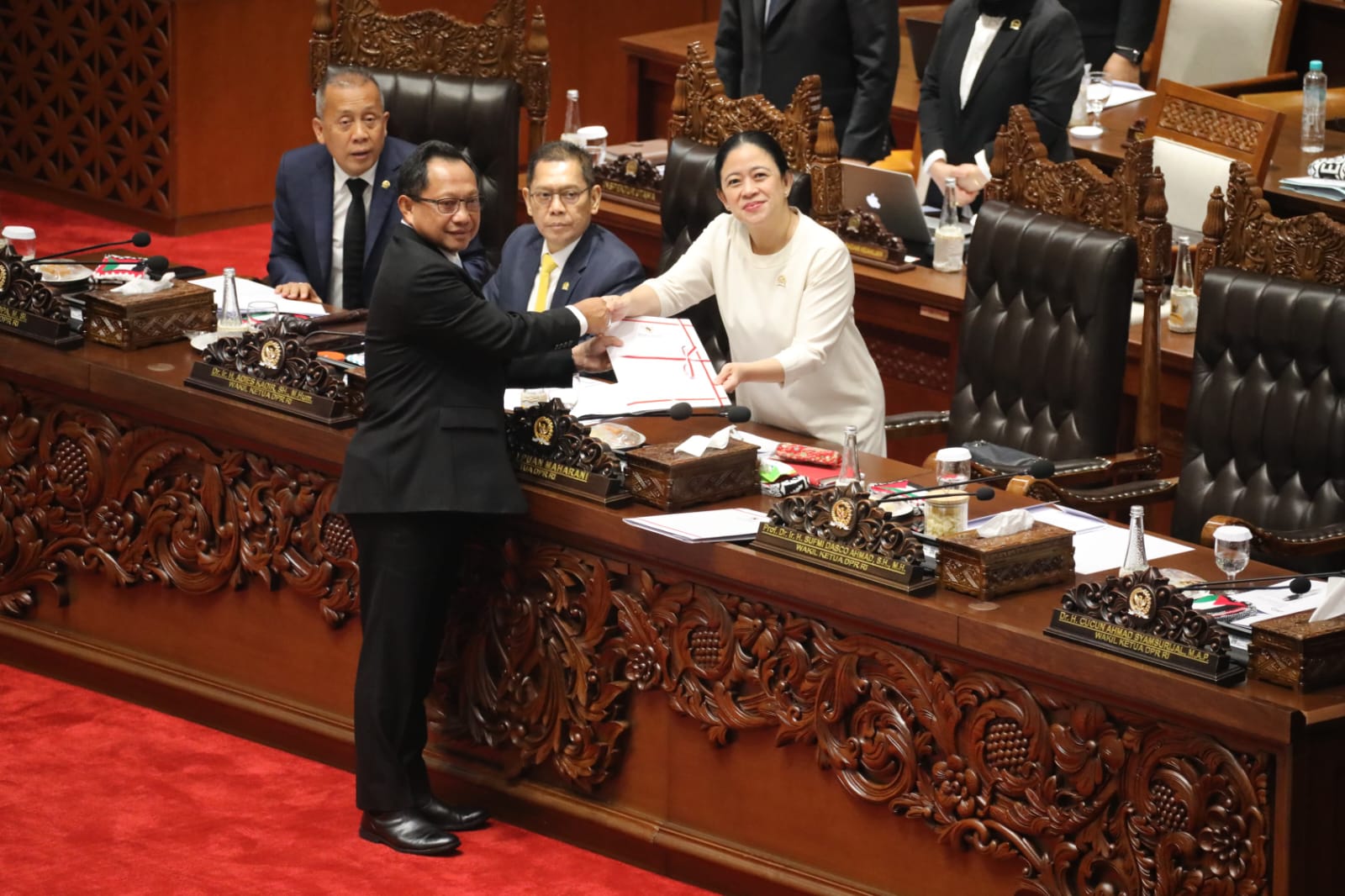 *10 RUU Kabupaten/Kota Disetujui Menjadi Undang-Undang, Mendagri: Perkuat Kepastian Hukum dan Tata Wilayah* *10 RUU Kabupaten/Kota Disetujui Menjadi Undang-Undang, Mendagri: Perkuat Kepastian Hukum dan Tata Wilayah*