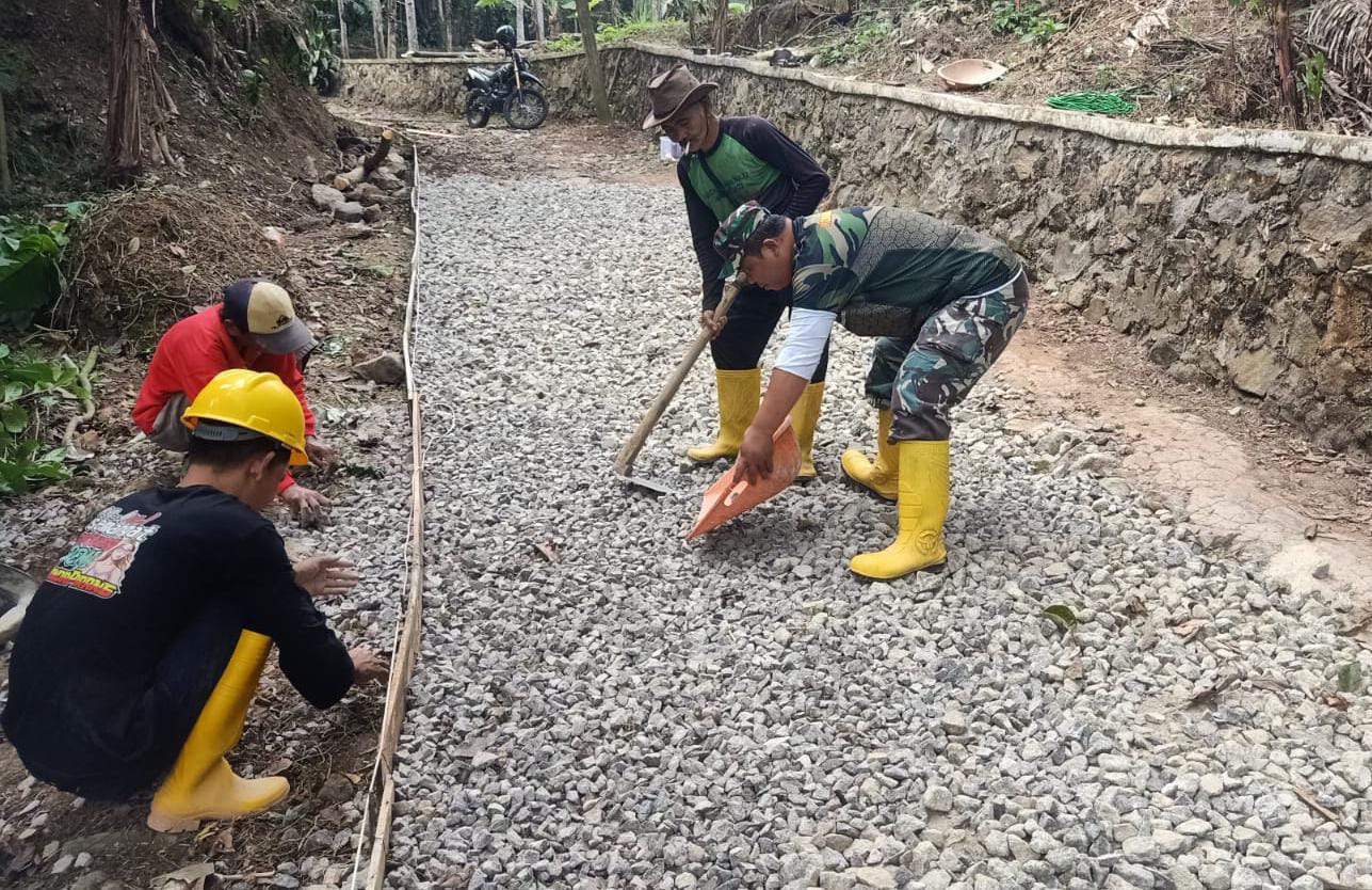 Babinsa Koramil 0602-09/Cikeusal Bersama Masyarakat Laksanakan Gotong Royong Pengecoran Jalan Babinsa Koramil 0602-09/Cikeusal Bersama Masyarakat Laksanakan Gotong Royong Pengecoran Jalan