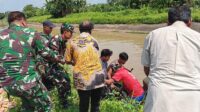 Babinsa Koramil 0602-20/Pamarayan Dan Masyarakat Evakuasi Penjual Roti Yang Tercebur Ke Sungai Akibat Kecelakaan Tunggal