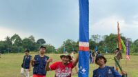 Sambut HUT RI ke-80, Staf Kelurahan Pabuaran, GEMPUR , dan KUKERTA 73 UIN SMH Banten melaksanakan Gotong Royong pemasangan umbul umbul di jalan utama dan lapangan pabuaran
