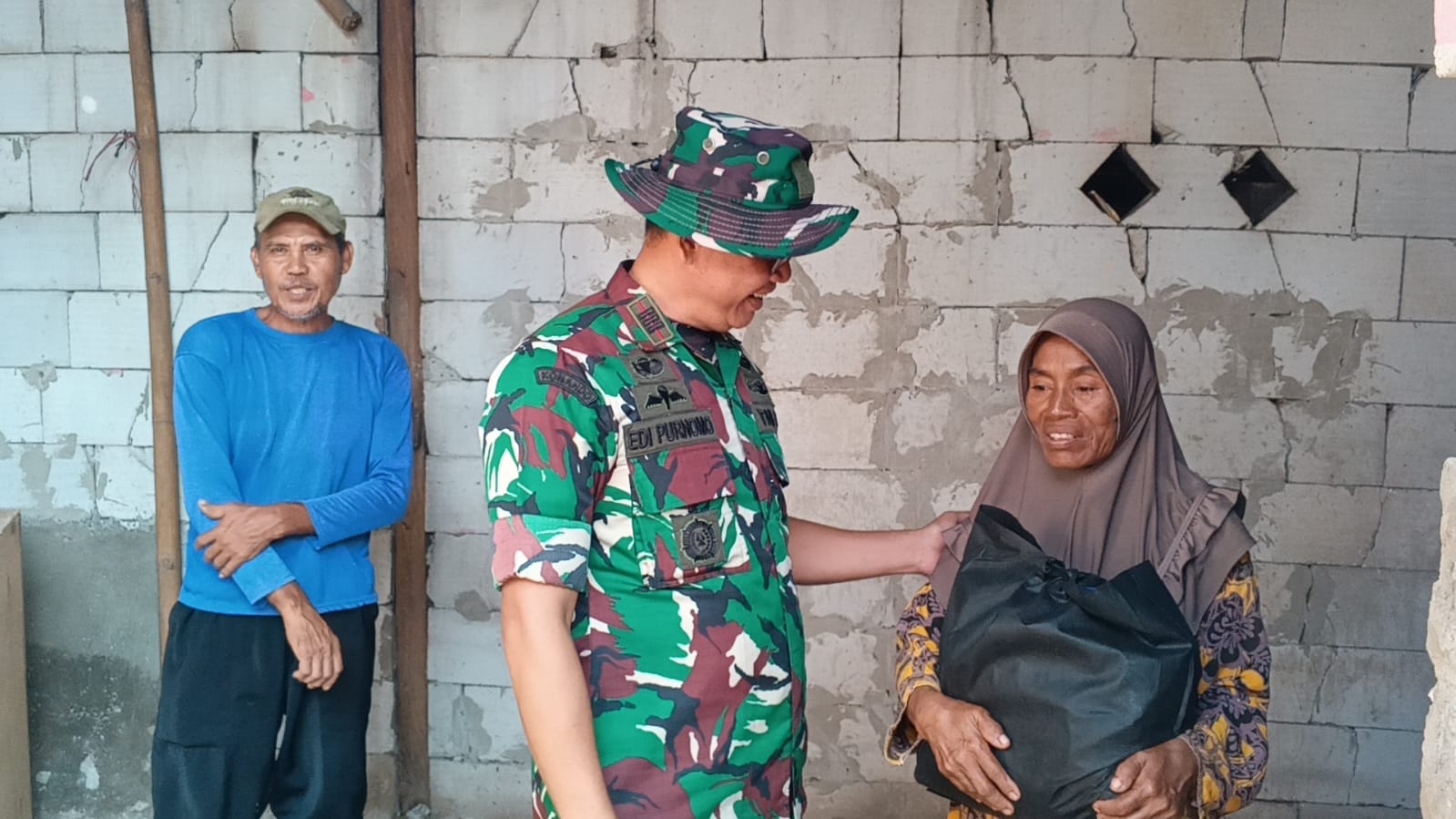 Satu Atap, Seribu Asa : Kodim 0602/Serang Menyentuh Hati Melalui Program Rutilahu Satu Atap, Seribu Asa : Kodim 0602/Serang Menyentuh Hati Melalui Program Rutilahu