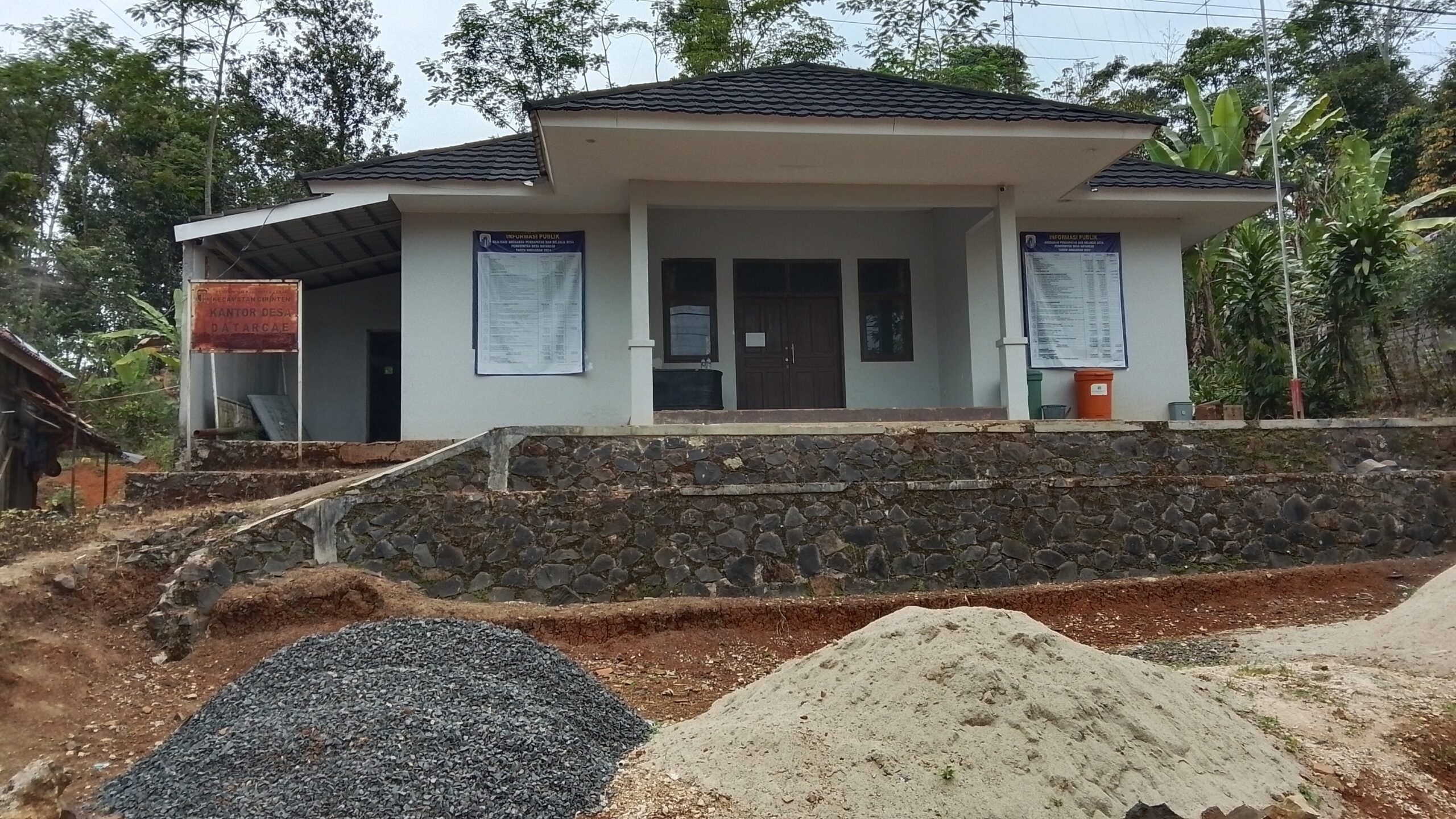 Kantor Desa Datarcae kecamatan cirinten terlihat sepi dan tutup saat jam kerja Kantor Desa Datarcae kecamatan cirinten terlihat sepi dan tutup saat jam kerja