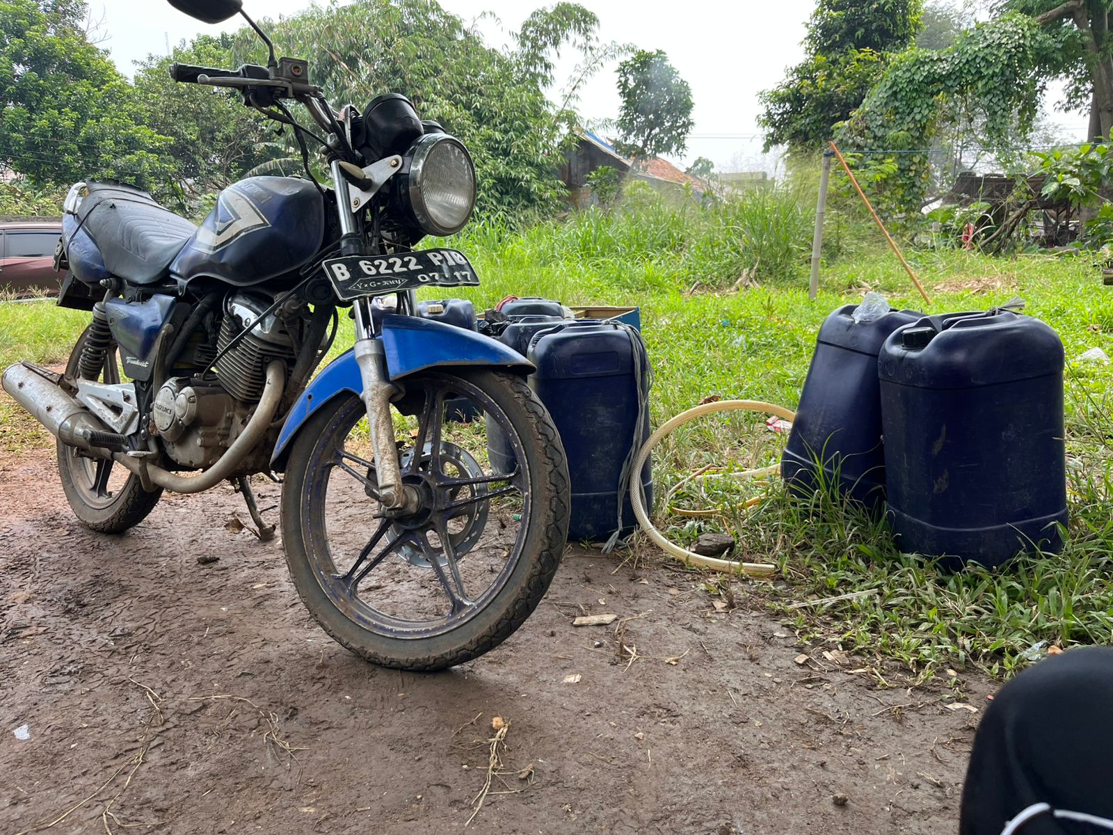 Diduga Kerja Sama SPBU 34-16306 Di Jalan Raya Parung Ciseeng Dengan Penimbun BBM Bersubsidi Pertalite. Diduga Kerja Sama SPBU 34-16306 Di Jalan Raya Parung Ciseeng Dengan Penimbun BBM Bersubsidi Pertalite.