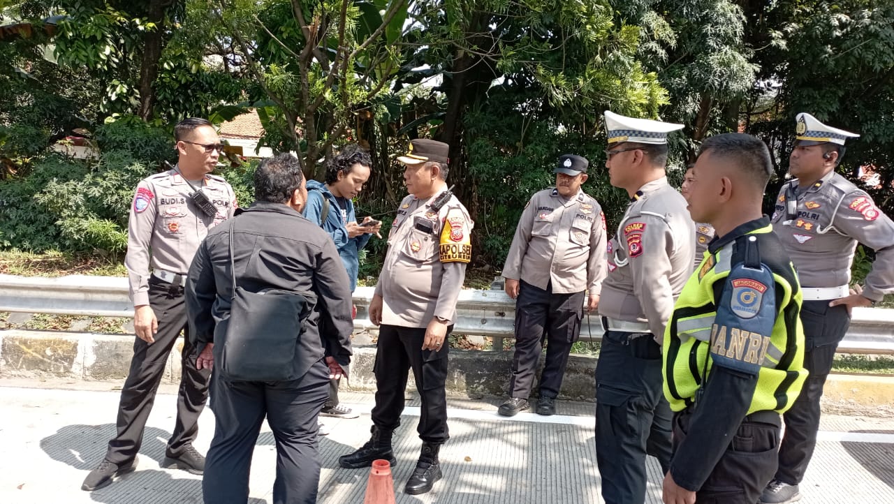 Kapolsek Citeureup Pimpin Penyekatan Antisipasi Pergerakan Massa Unras Menuju Jakarta Kapolsek Citeureup Pimpin Penyekatan Antisipasi Pergerakan Massa Unras Menuju Jakarta