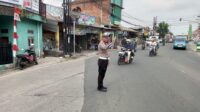 Anggota Polsek Ciampea Polres Bogor laksanakan pengaturan lalu lintas untuk ciptakan kamseltibcarlantas