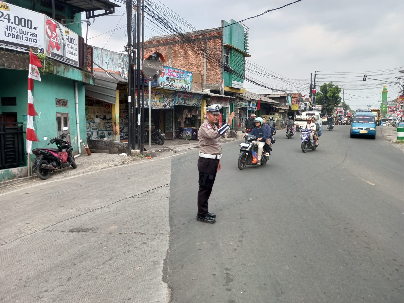 Anggota Polsek Ciampea Polres Bogor laksanakan pengaturan lalu lintas untuk ciptakan kamseltibcarlantas Anggota Polsek Ciampea Polres Bogor laksanakan pengaturan lalu lintas untuk ciptakan kamseltibcarlantas