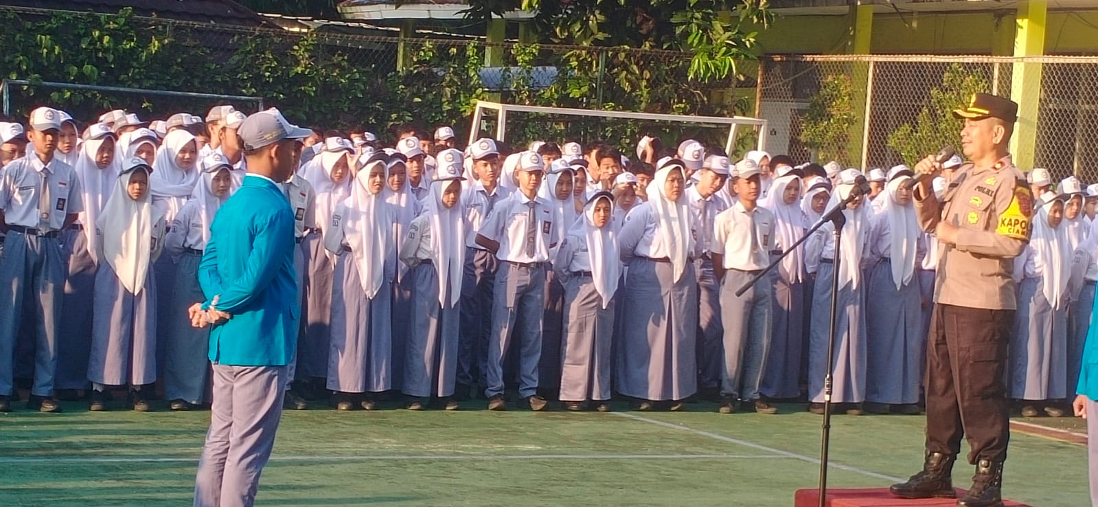 Kapolsek Ciampea Jadi Pembina Upacara di SMA Negeri 1 Ciampea, Ajak Siswa Disiplin dan Bijak Bermedsos Kapolsek Ciampea Jadi Pembina Upacara di SMA Negeri 1 Ciampea, Ajak Siswa Disiplin dan Bijak Bermedsos