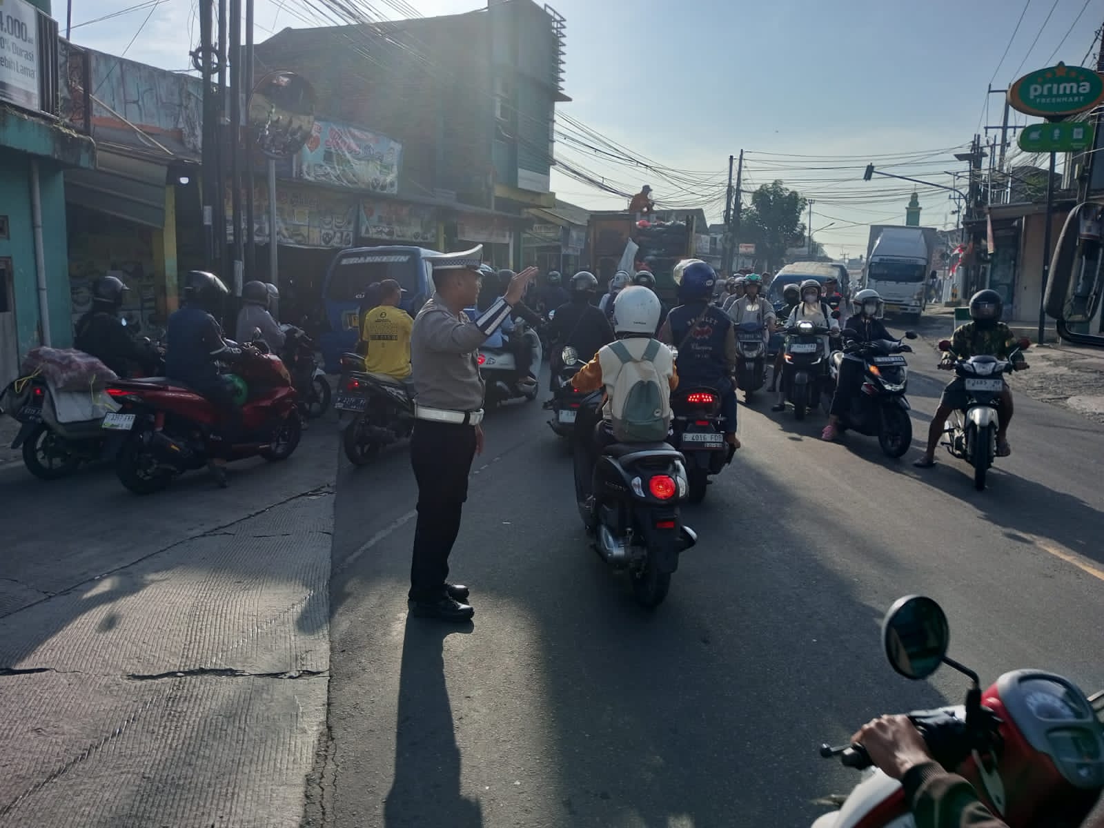Anggota Polsek Ciampea Polres Bogor Laksanakan Pengaturan Lalu Lintas Pagi Hari Anggota Polsek Ciampea Polres Bogor Laksanakan Pengaturan Lalu Lintas Pagi Hari