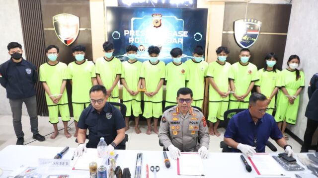 *Polda Jabar Ungkap 12 Tersangka Kasus Bom Molotov, 11 Dihadirkan dalam Konferensi Pers*