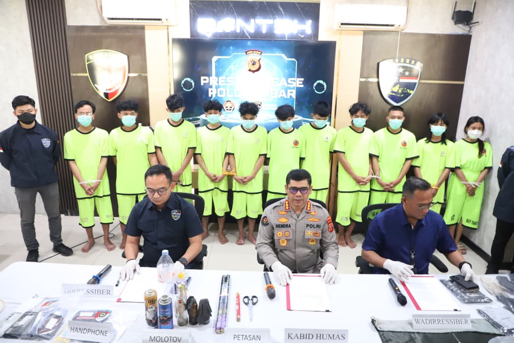 *Polda Jabar Ungkap 12 Tersangka Kasus Bom Molotov, 11 Dihadirkan dalam Konferensi Pers* *Polda Jabar Ungkap 12 Tersangka Kasus Bom Molotov, 11 Dihadirkan dalam Konferensi Pers*