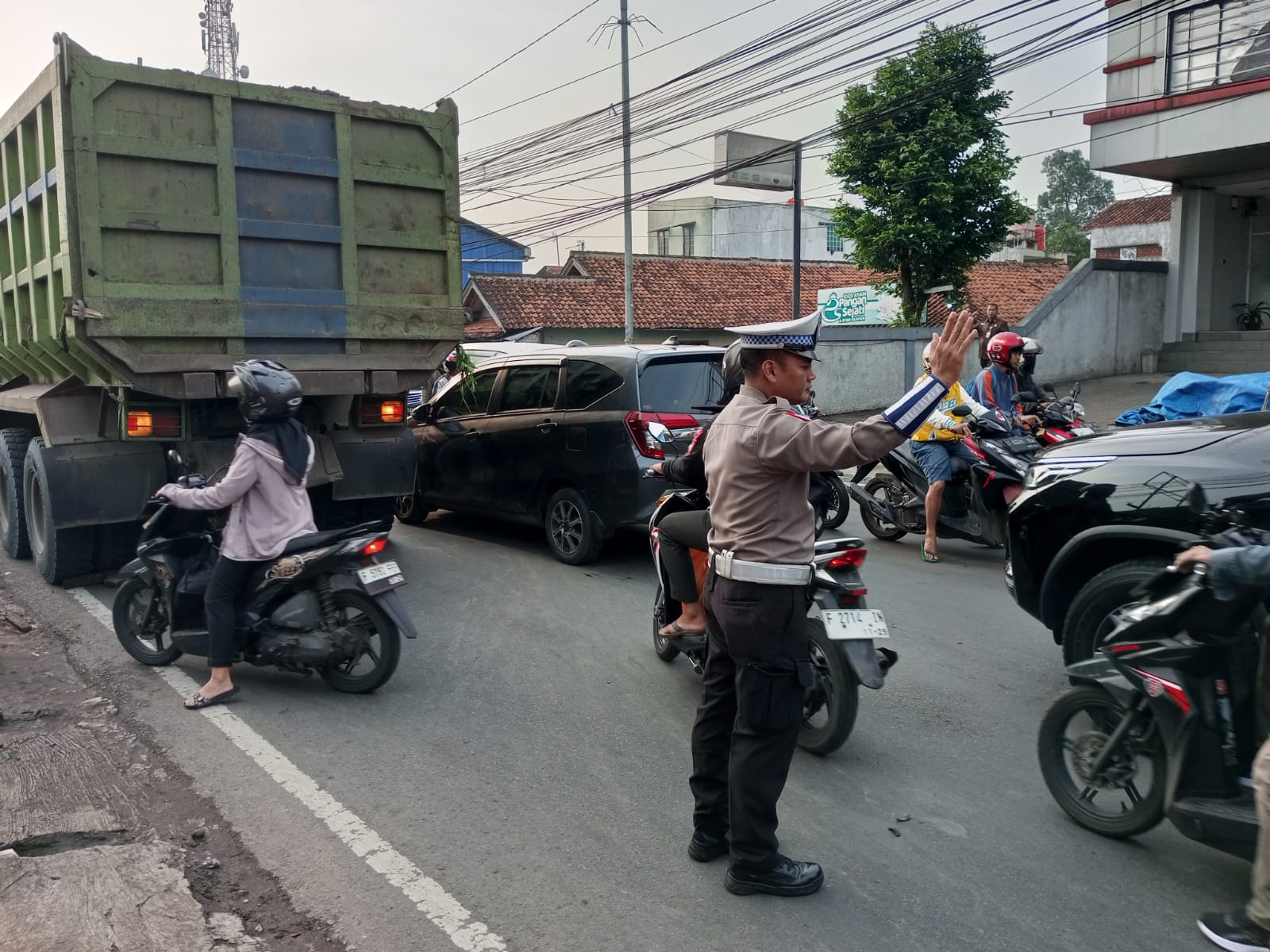 Anggota Polsek Ciampea Polres Bogor Laksanakan Pengaturan Lalu Lintas Pagi Hari