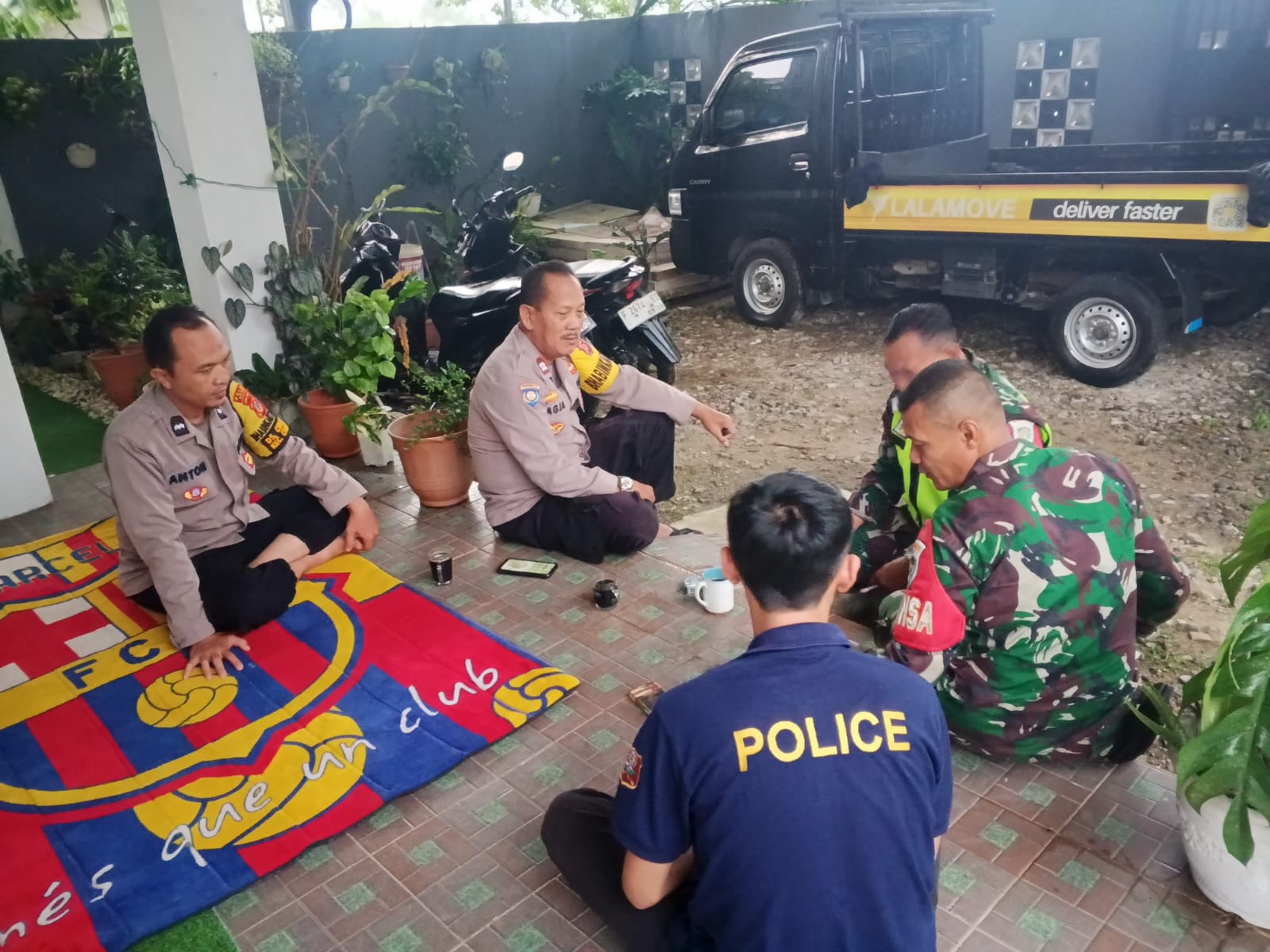 Bhabinkamtibmas Polsek Ciampea Bersama Babinsa Sambangi Warga Sampaikan Pesan Kamtibmas