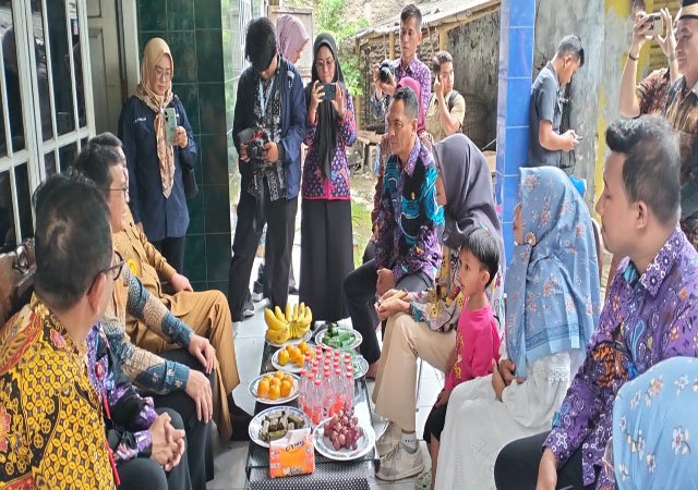Penerima Beasiswa SGU Warga Marga Mulya Kecamatan Mauk, Disambangi Bupati