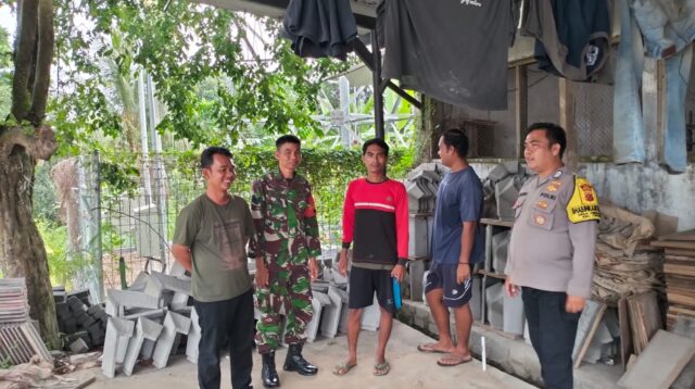 Bhabinkamtibmas Polsek Parung Bersinergi dengan Babinsa Jaga Kamtibmas di Desa Binaan Bhabinkamtibmas Polsek Parung Bersinergi dengan Babinsa Jaga Kamtibmas di Desa Binaan