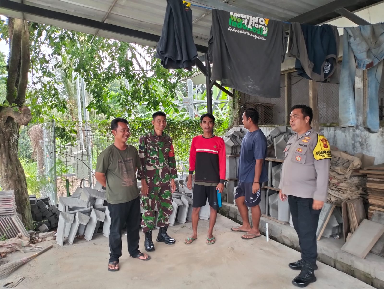 Bhabinkamtibmas Polsek Parung Bersinergi dengan Babinsa Jaga Kamtibmas di Desa Binaan Bhabinkamtibmas Polsek Parung Bersinergi dengan Babinsa Jaga Kamtibmas di Desa Binaan