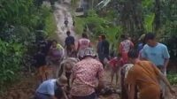 Masyarakat kampung cipeyah desa cisimeut gotong royong memperbaiki jalan yang rusak
