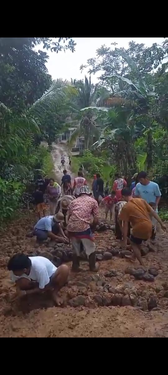 Masyarakat kampung cipeyah desa cisimeut gotong royong memperbaiki jalan yang rusak