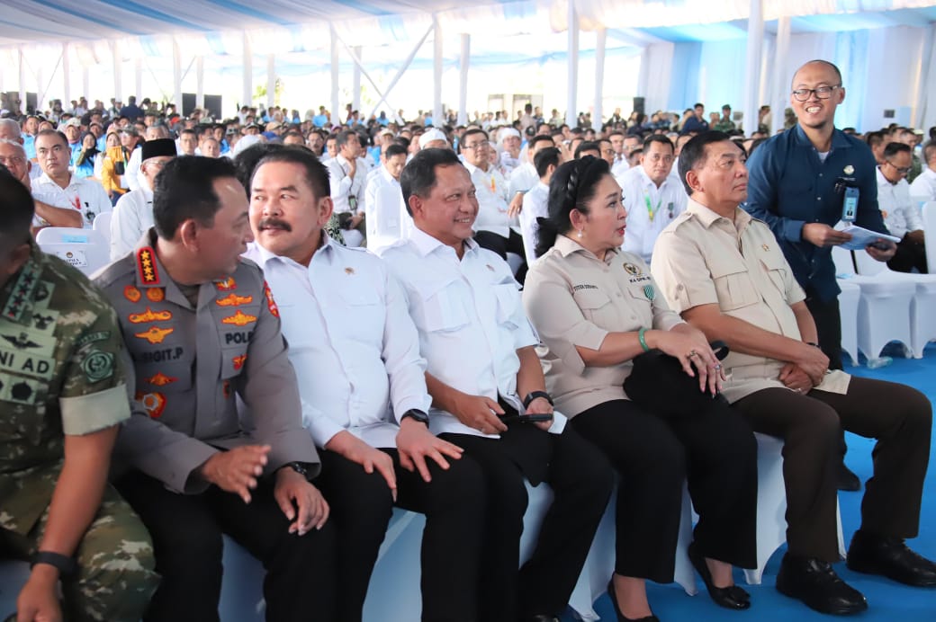 *Mendagri Hadiri Panen Raya dan Pengumuman Swasembada Pangan di Karawang*