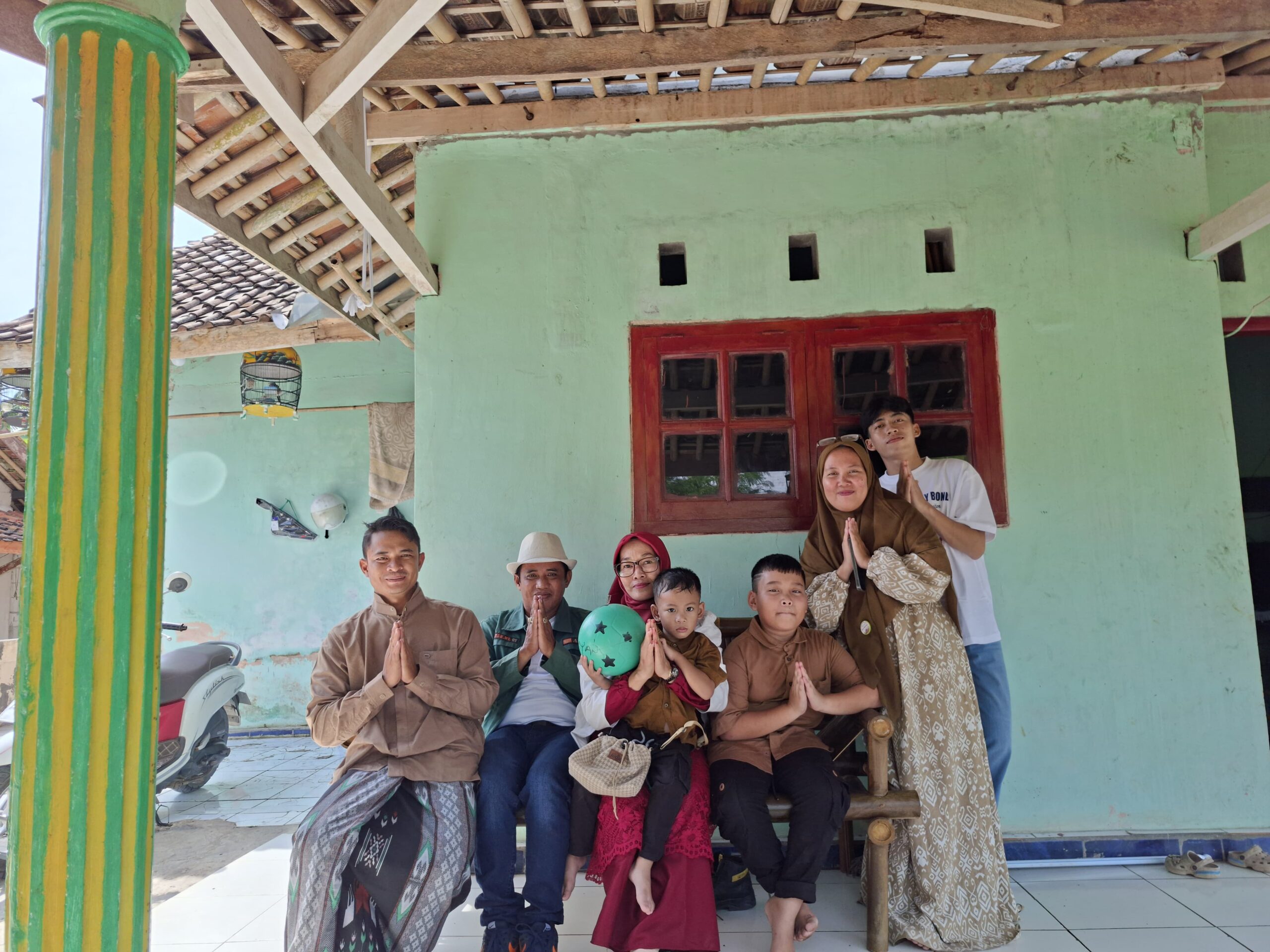 Silaturahmi di Hari Kemenangan, Keluarga Besar Bpk Narsam dan ibu Aisyah Ucapkan Mohon Maaf Lahir dan Batin. Silaturahmi di Hari Kemenangan, Keluarga Besar Bpk Narsam dan ibu Aisyah Ucapkan Mohon Maaf Lahir dan Batin.