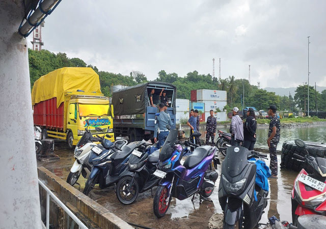Aksi Sigap TNI AL, 70 Ribu Lebih Rokok Ilegal Disita di Pelabuhan Lembar