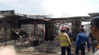 Si jago merah hanguskan 3 bangunan bengkel.di duga akibat korsleting