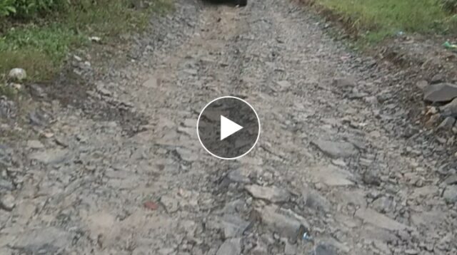 Jalan Poros desa yang Tidak Layak Di Keluhkan Warga Kampung Sumur Waru.