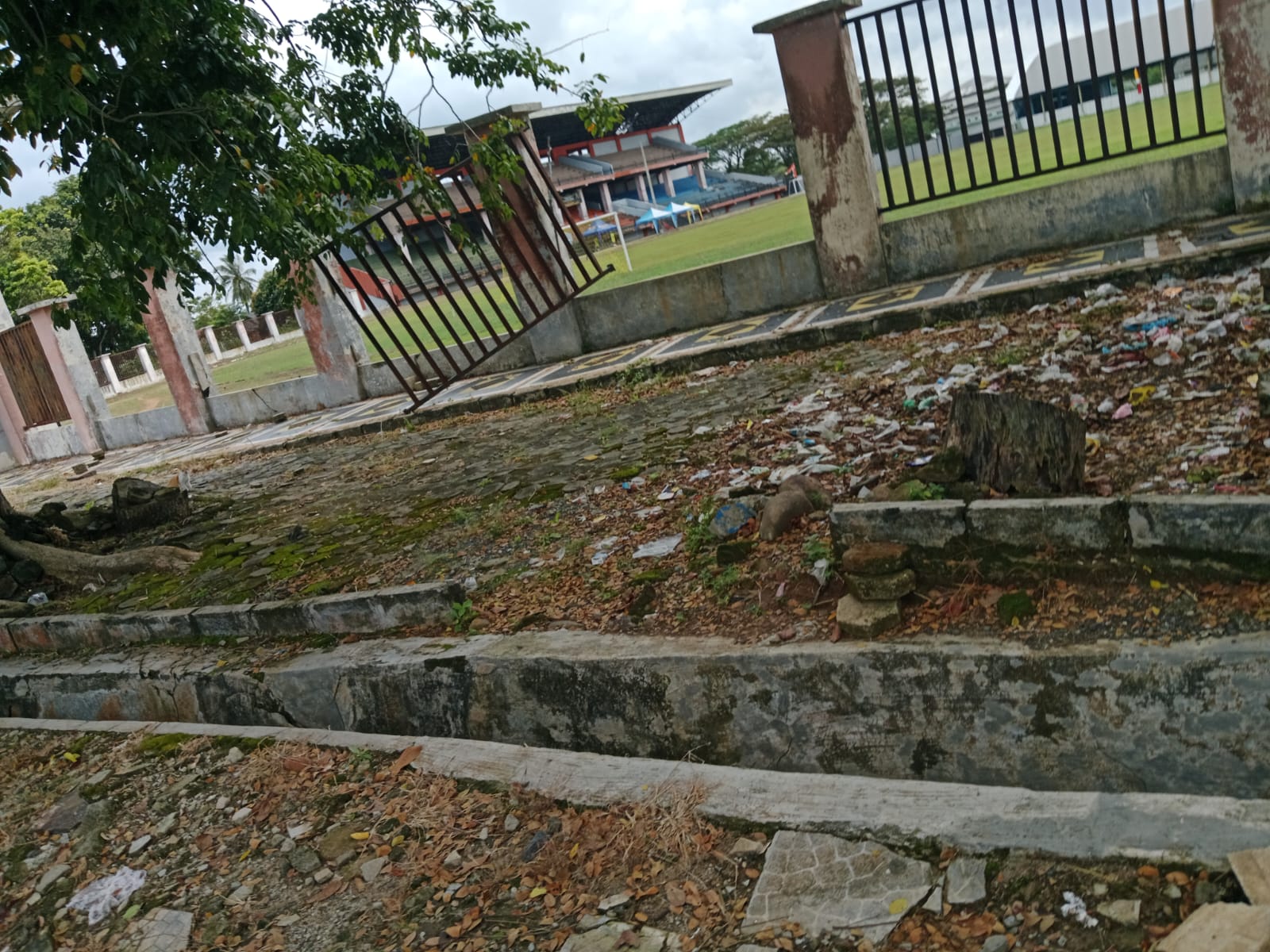 Miris! Pagar Besi Stadion Lapangan Olahraga Raden lntan Kalianda Nyaris Punah. Miris! Pagar Besi Stadion Lapangan Olahraga Raden lntan Kalianda Nyaris Punah.