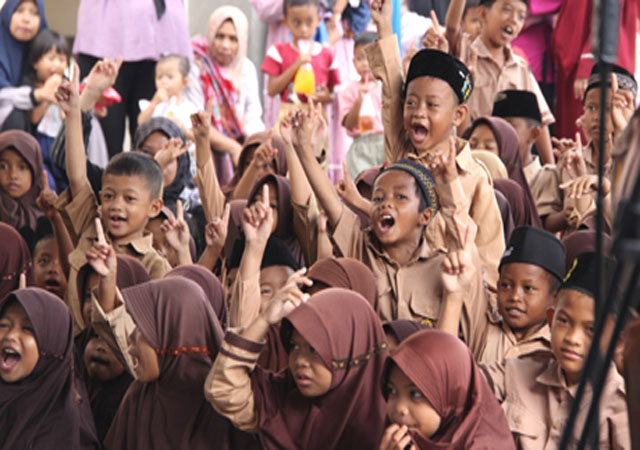 Gangguan Banjir Sirna Kini 150 Siswa MI AL-Husna Belajar Tenang