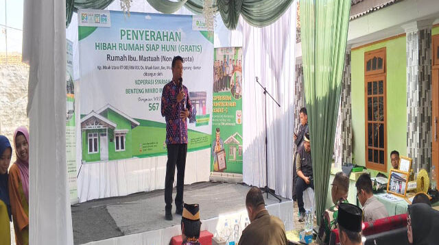 Camat Mauk Serahkan Hibah Rumah Siap Huni Gratis untuk Warga Desa Mauk Bersama Kopsyah BMI