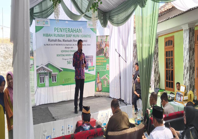 Camat Mauk Serahkan Hibah Rumah Siap Huni Gratis untuk Warga Desa Mauk Bersama Kopsyah BMI