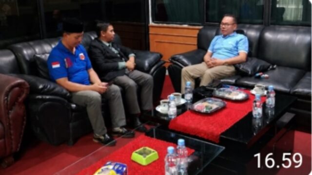 Sekwan Ahmad Hery Terima Kunjungan Ketua Ormas Garuda di Sekrt DPRD Lamsel.  Teropongpost Kalianda, — Ketua Umum