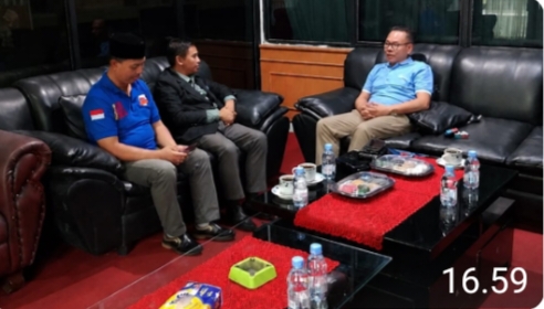 Sekwan Ahmad Hery Terima Kunjungan Ketua Ormas Garuda di Sekrt DPRD Lamsel.  Teropongpost Kalianda, — Ketua Umum