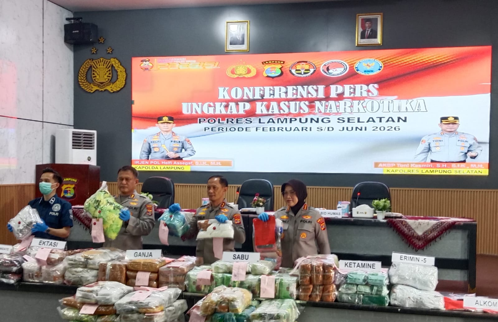 Kapolda Helfi Assegaf Hadiri Konferensi Pers : Berkomitmen Tindak Tegas Peredaran Narkotika di Prov.Lampung Kapolda Helfi Assegaf Hadiri Konferensi Pers : Berkomitmen Tindak Tegas Peredaran Narkotika di Prov.Lampung