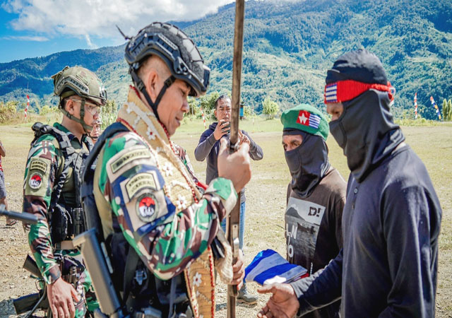 Delapan Eks OPM Pilih Berdamai, Kiwirok Jadi Saksi Ikrar Setia ke Indonesia Delapan Eks OPM Pilih Berdamai, Kiwirok Jadi Saksi Ikrar Setia ke Indonesia