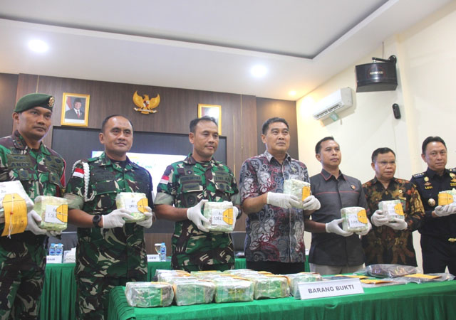 Gagalkan Penyelundupan di Perbatasan RI-Malaysia, Satgas Pamtas Amankan 21,4 Kg Sabu dari WNA Gagalkan Penyelundupan di Perbatasan RI-Malaysia, Satgas Pamtas Amankan 21,4 Kg Sabu dari WNA