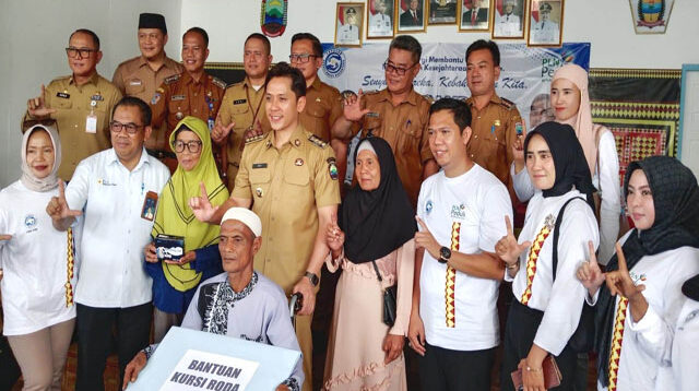 Bupati Egi Hadiri Penyaluran Bansos CSR PT.PLN Nusantara Power di Desa Merak Belantung Kec. Kalianda