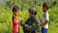 Patroli Humanis Marinir TNI AL di Enarotali Perkuat Kepercayaan dan Harmoni dengan Masyarakat Papua