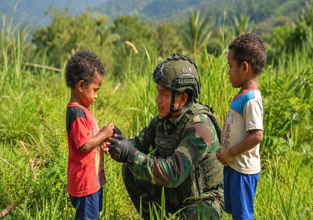 Patroli Humanis Marinir TNI AL di Enarotali Perkuat Kepercayaan dan Harmoni dengan Masyarakat Papua Patroli Humanis Marinir TNI AL di Enarotali Perkuat Kepercayaan dan Harmoni dengan Masyarakat Papua