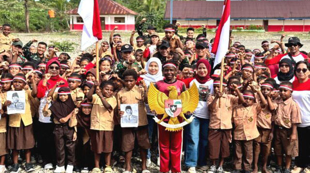 Satgas Teritorial Koops TNI Habema Hadirkan Kebahagiaan bagi Anak-Anak Papua Satgas Teritorial Koops TNI Habema Hadirkan Kebahagiaan bagi Anak-Anak Papua