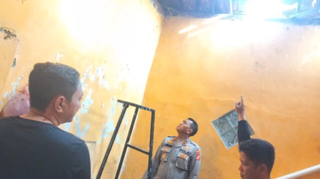 Diduga Curi Barang Berharga Senilai Rp 5,6 Juta, buruh harian lepas di Karawang Diamankan Warga ke Polisi